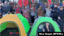 Membrii și simpatizații Partidului Șor au început protestele pe 18 septembrie. Ulterior ei au anunțat că vor manifesta nos-stop și au instalat corturi în fața parlamentului și președinției.