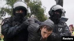 Руската полиция арестува мъж, протестиращ срещу мобилизацията, в Москва, 24 септември 2022 г.