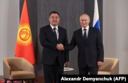 Russian President Vladimir Putin (right) meets with his Kyrgyz counterpart, Sadyr Japarov, on the sidelines of the Shanghai Cooperation Organization summit in Samarkand on September 15.