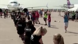 Можете ли да повлечете авион? Овие луѓе можат!