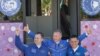 Frank Rubio, a NASA űrhajósa, valamint Szergej Prokopjev és Dmitrij Petelin, a Roszkozmosz űrhajósai a Nemzetközi Űrállomásra (ISS) való indulásuk előkészítése közben a kazahsztáni Bajkonurban 2022. szeptember 21-én