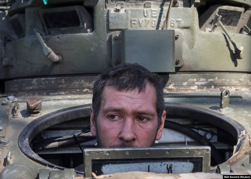 Një ushtar ukrainas duke shikuar nga një automjet luftarak Bradley pranë qytetit të Izjumit, i çliruar së fundmi nga ushtarët ukrainas, në rajonin e Harkivit.