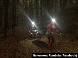 După lăsarea întunericului, munca salvamontiștilor devine mai grea. Este recomandat ca atunci când persoanele se află pe un traseu montan să fie echipați și cu o lanternă.