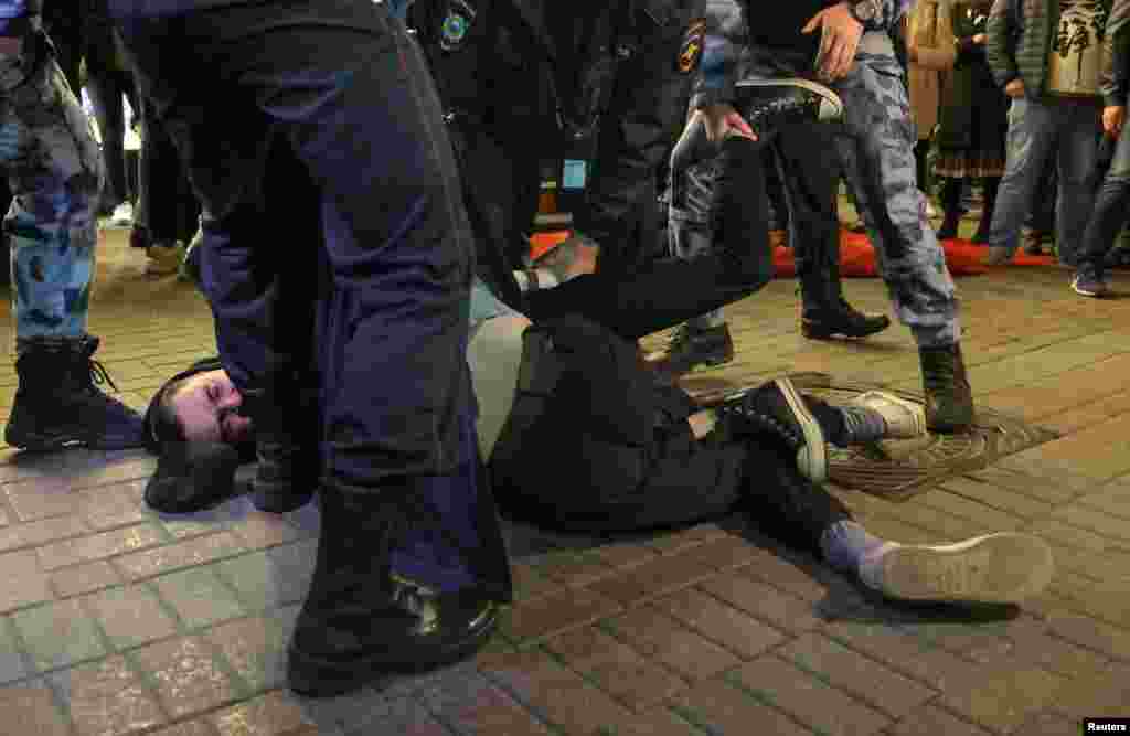 В Москве и Санкт-Петербурге силовики задержали более 900 человек, среди митингующих есть пострадавшие.