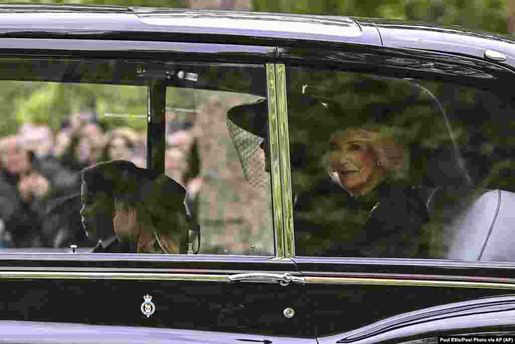 Kamilla brit királyné,&nbsp;Katalin walesi hercegné (jobbra), György walesi herceg (elöl, balra) és Charlotte walesi hercegnő úton a szertartásra