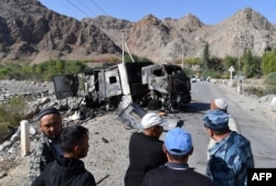 Сгоревший грузовик на дороге недалеко от кыргызско-таджикской границы, примерно в тысяче километров от Бишкека, 20 сентября 2022 года