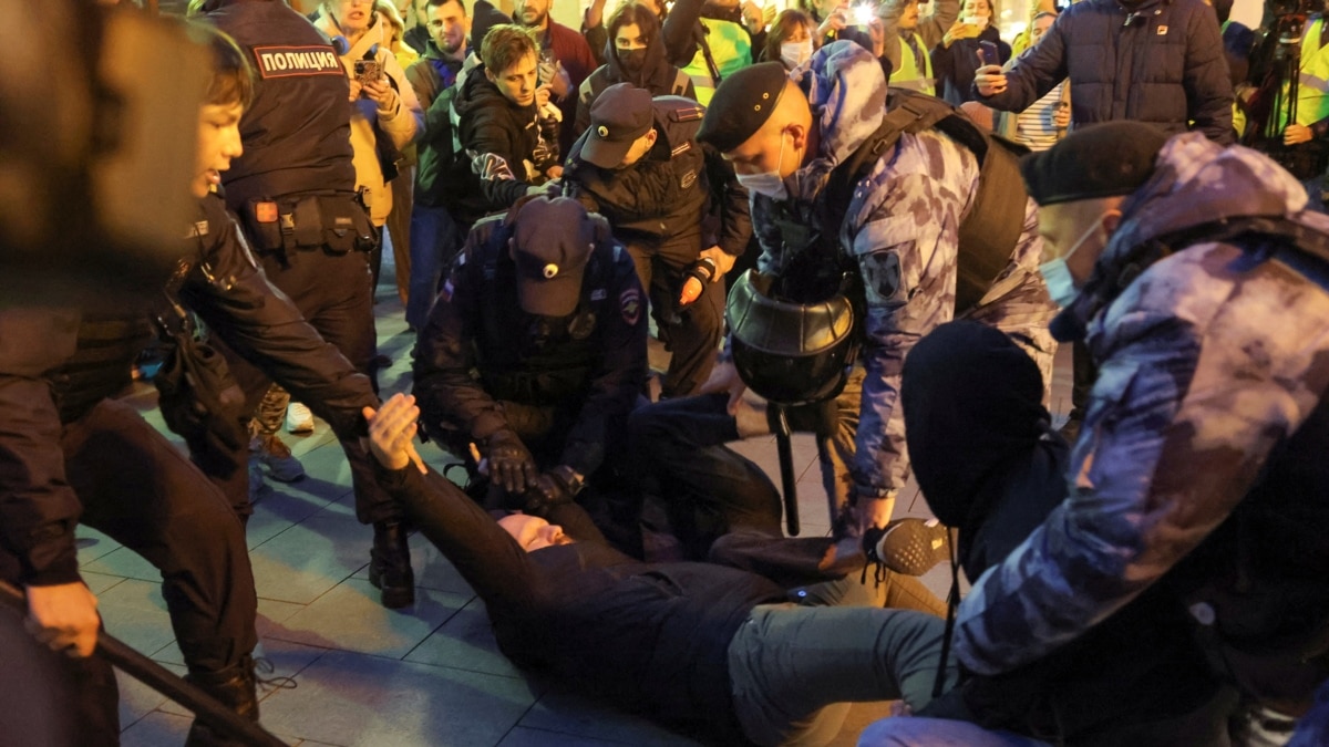 Після указу про мобілізацію в Росії влаштували акції з плакатами «Нет войне». Близько 1000 затриманих Після указу про мобілізацію в Росії влаштували акції з плакатами «Нет войне». Близько 1000 затриманих