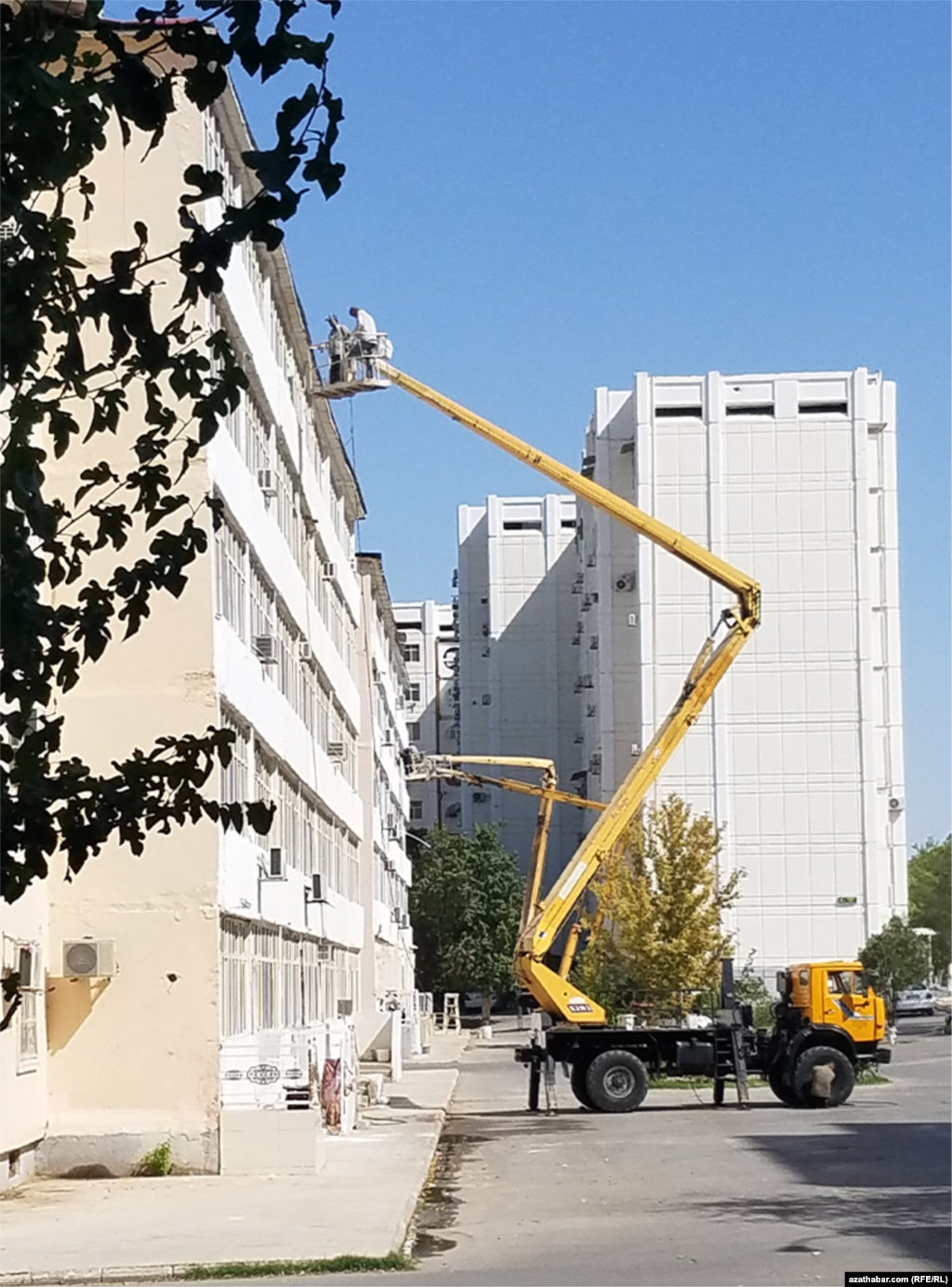 В Ашхабаде фасады домов, видные с главных дорог, красят систематически. Внутреннюю сторону домов не ремонтируют годами.