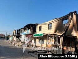 Сгоревший рынок в селе Арка после вооруженного конфликта на кыргызско-таджикской границе 16–17 августа 2022 года