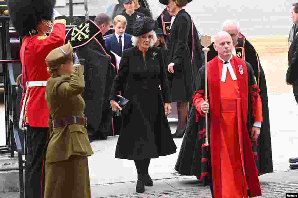 Кралското семејтво пристигнува на погребот