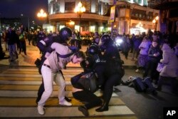 Interventna policija privodi demonstrante tokom protesta protiv mobilizacije u Moskvi, Rusija, u srijedu, 21. septembra 2022.