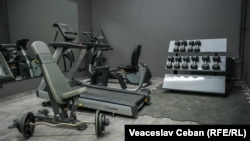 Sală de fitness pentru sportivii veniți la competiții.