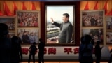 Publicul stă în fața imaginii președintelui chinez Xi jinping la Muzeul Partidului Comunist Chinez. Beijing, septembrie 2022.
