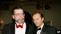  Стивън Кинг и сътрудника му Джон Гришам на връчването на Националните награди за книга в Ню Йорк през 1993 година Докато чакат да влязат, Гришам шеговито попита Кинг: „ Страх ли те е от време на време? “. 