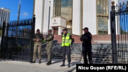 Luni, 13 februarie, într-un briefing de presă, președinta Maia Sandu a descris amănunțit, ca într-o demonstrație de manual, complotul Moscovei: atacarea unor sedii de stat și luarea de ostatici, folosind trupe „proxi”, infiltrate din Rusia, Belarus, Serbia și Muntenegru.