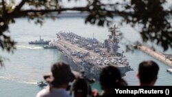 USS Ronald Reagan prilazi luci u Busanu, Južna Koreja, 23. septembar 2022.