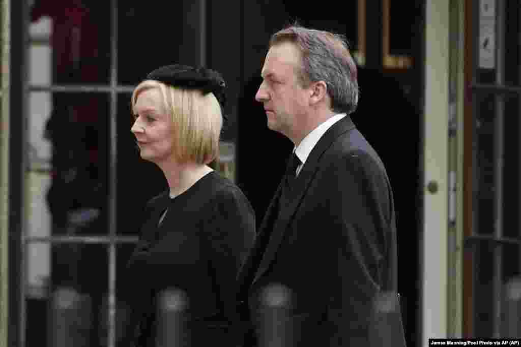 Liz Truss brit miniszterelnök és férje&nbsp;Hugh O&#39;Leary. A brit miniszterelnök is felolvasott a Bibliából a szertartáson