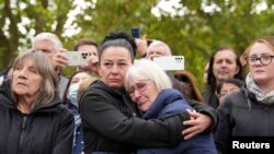 Britanici la funeraliile reginei Elisabeta a II-a.