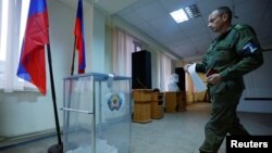 یک عضو جمهوری خودخوانده خلق لوهانتسک در حال رای دادن برای الحاق این استان به روسیه