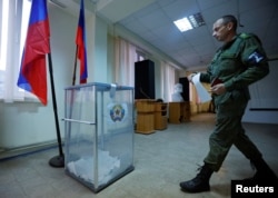 Военнослужащий вооруженной группировки «ЛНР» голосует во время псевдореферендума о «присоединении» к России в воинской части в Луганске, 23 сентября 2022 года