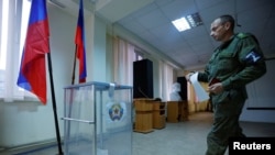 Военнослужащий вооруженной группировки «ЛНР» голосует во время псевдореферендума о «присоединении» к России в воинской части в Луганске, 23 сентября 2022 года