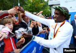  Елиуд Кипчоге с почитатели след маратона в Берлин на 25 септември 2022 година 