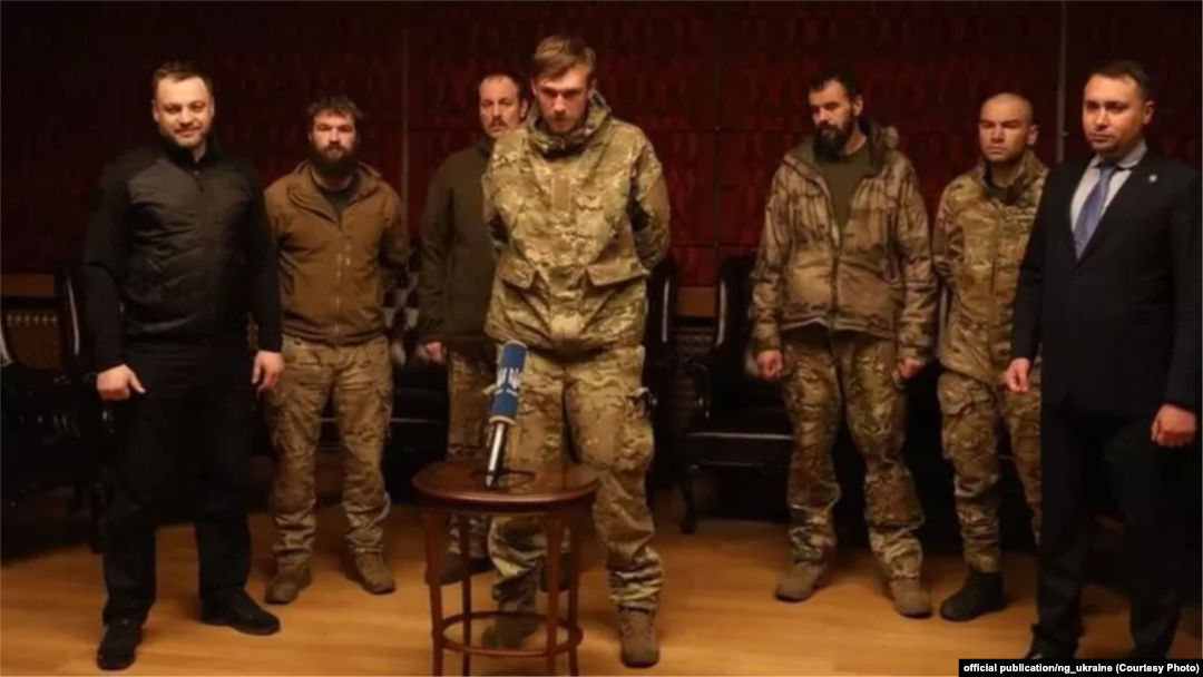 “Азов” полкунун командири Денис Прокопенко жана туткундан бошотулган башка аскерлер Түркияда басма сөз жыйынын өткөрүп жатышат.