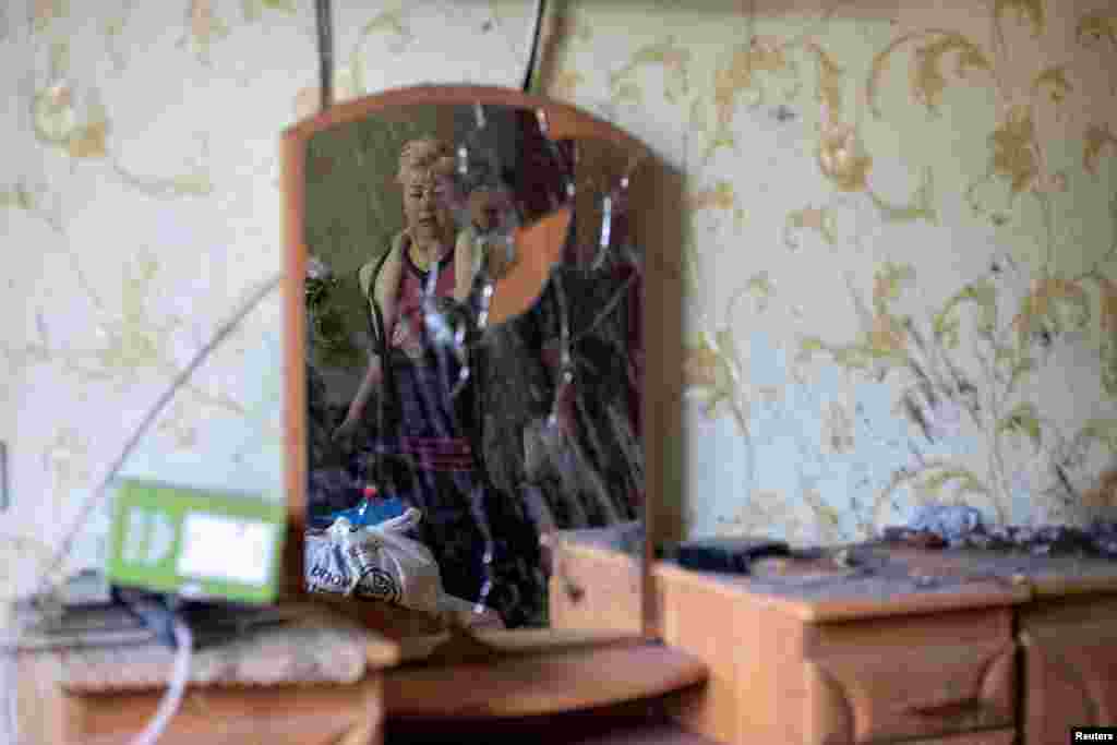 Eна го прегледува својот оштетен стан на 14 септември во зграда уништена од руски напад&nbsp; во Миколајев.