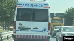 یک خودرو با ظاهر آمبولانس اما پلاک نظامی 