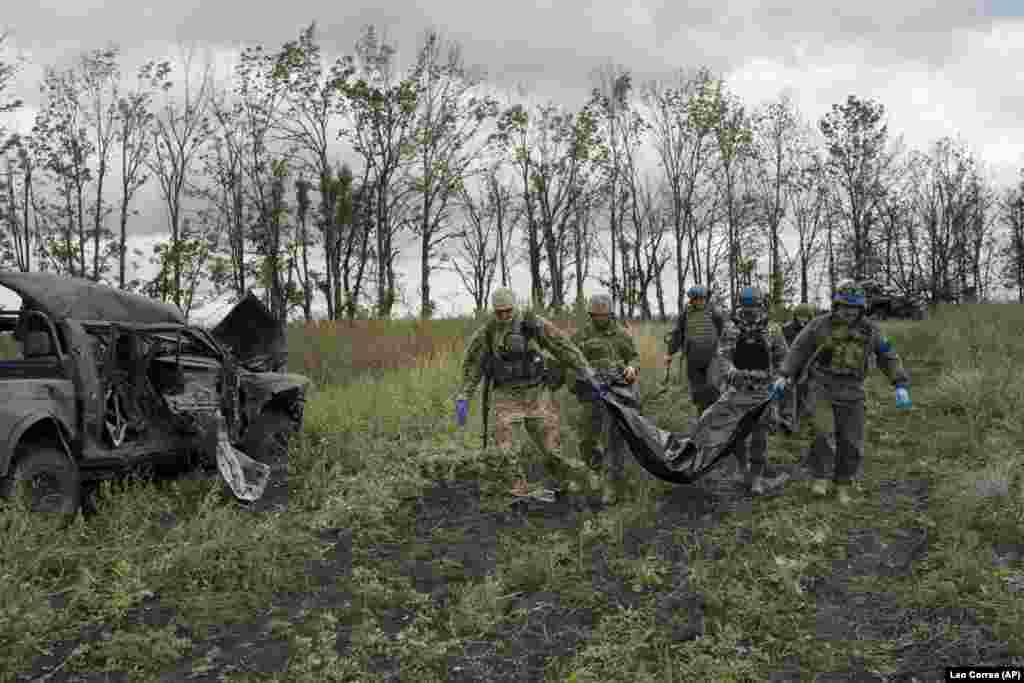 This photo, of Ukrainian National Guard members retrieving the body of a soldier in the Kharkiv region, is one of several images made on September 17-19 by AP photojournalist Leo Correa. The photographer&nbsp;joined a risky mission to retrieve the remains of Ukrainian fighters from former battlegrounds recently recaptured by Ukrainian forces.