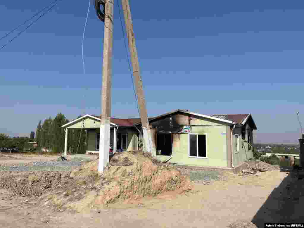 Поврежденный дом в селе Максат (Баткенская область).