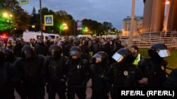 Un grup de polițiști adunați în fața catedralei Sfântului Isaac din Sankt Petersburg, Rusia, 21 septembrie 2022.