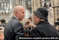 Președintele american Joe Biden și ministra de externe din Bosnia-Herțegovina, Bisera Turković la funeraliile Reginei Elisabeta, Londra, 19 septembrie 2022.