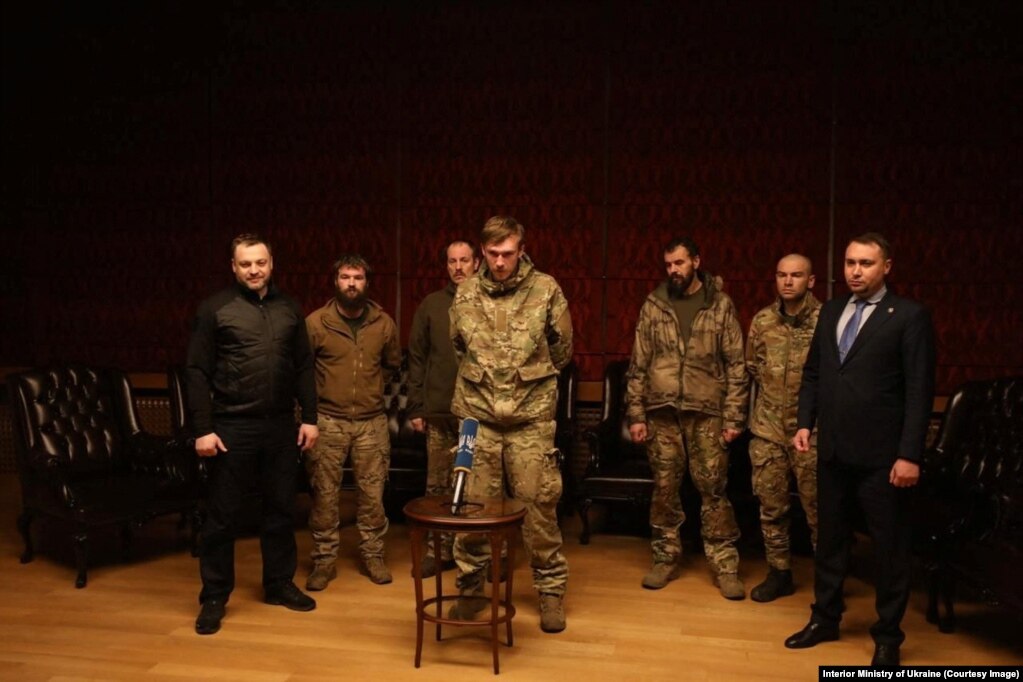 П&rsquo;ятеро звільнених з полону командирів з &laquo;Азовсталі&raquo;: в. о. командира 36-ї окремої бригади морської піхоти Сергій Волинський (&laquo;Волина&raquo;); заступник командира полку &laquo;Азов&raquo; по роботі з особовим складом Святослав Паламар (&laquo;Калина&raquo;);&nbsp;командир окремого загону спеціального призначення &laquo;Азов&raquo;&nbsp;Денис Прокопенко (&laquo;Редіс&raquo;); командир комендантської роти, який безпосередньо здійснював командування обороною &laquo;Азовсталі&raquo;, Олег Хоменко;&nbsp;командир 12-ї бригади оперативного призначення імені Дмитра Вишневецького&nbsp;Денис Шлега &nbsp;