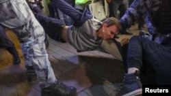 Russian police forcibly detain a man during street protests in Moscow on September 21 against the mobilization of reservists ordered by President Vladimir Putin.