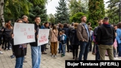 Protest roditelja ispred jedne od osnovnih škola u Prištini