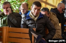 Мужчины в ожидании очереди после получения повестки о призыве в рамках мобилизации, организованной группировкой "ДНР". Донецк, 20 февраля 2022 года