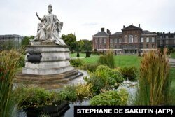 Statuja e Mbretëreshës Victoria në Pallatin Kensington në Londër.