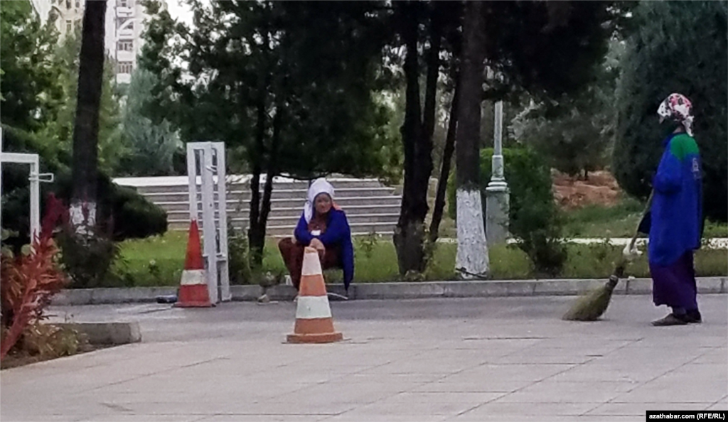 Несколько десятилетий чистота туркменской столицы зависит от упорного труда ашхабадских дворников. Столичные улицы убирают в основном женщины.&nbsp;