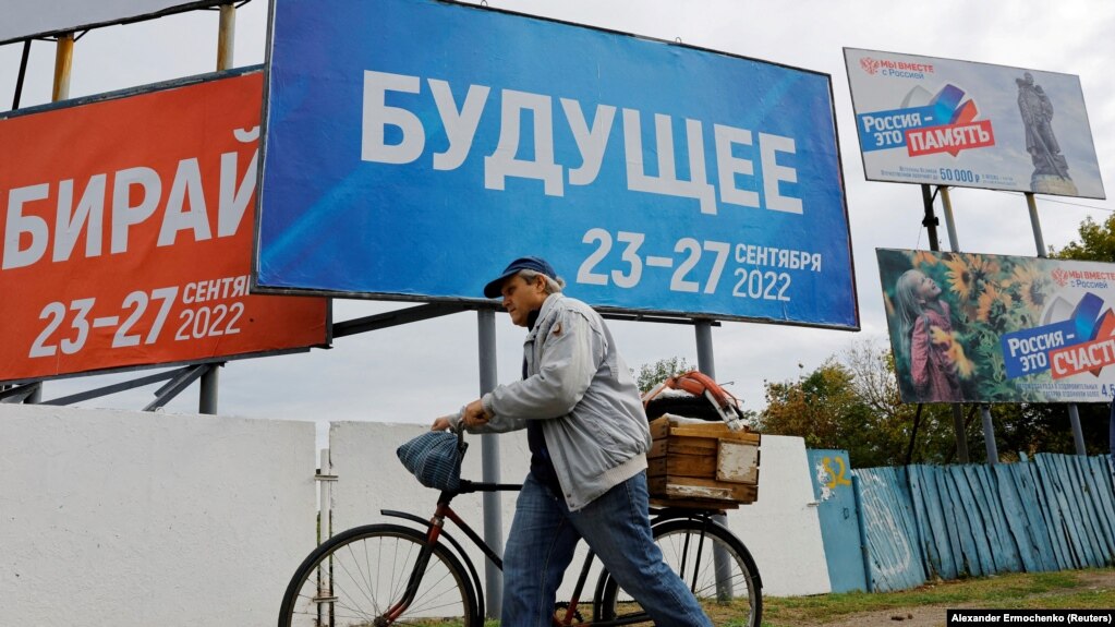 Білборди в окупованому Мелітополі під час організованих РФ псевдореферендумів у 2022 році, за результатами яких у Кремлі оголосили про приєднання до складу Росії новоокупованих територій України.
