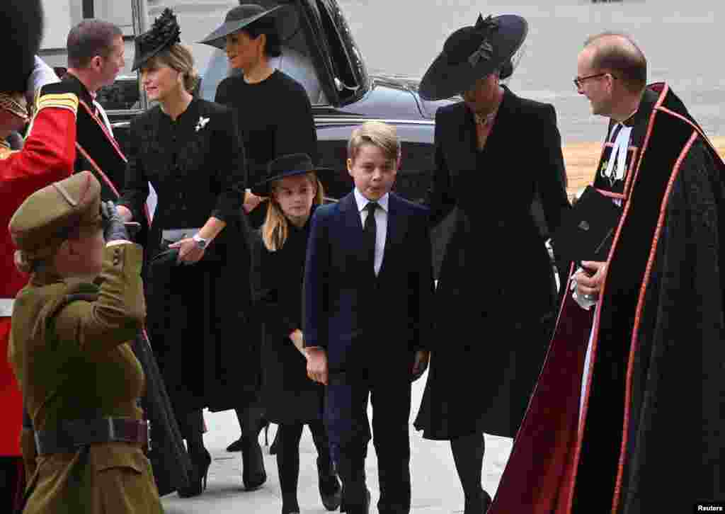 И правнуците на кралицата дојдоа на погребот