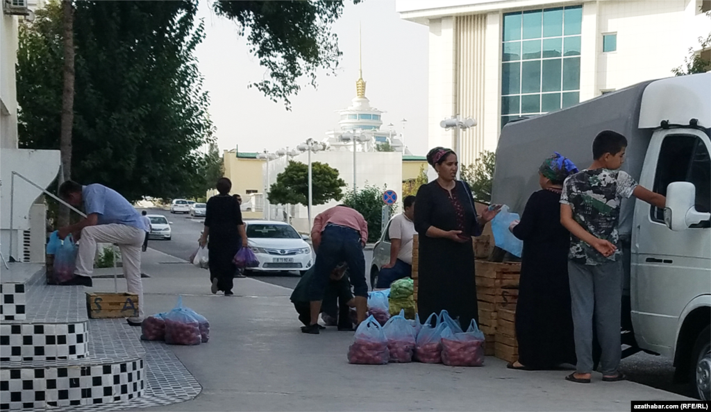 Aşgabat. Gyşa taýýarlyk üçin gök önüm satyn alýan şäherliler.