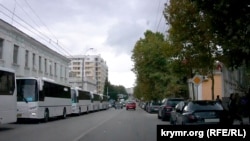 Автобусы для мобилизованных стоят возле военкомата. Керчь, 23 сентября 2022 года