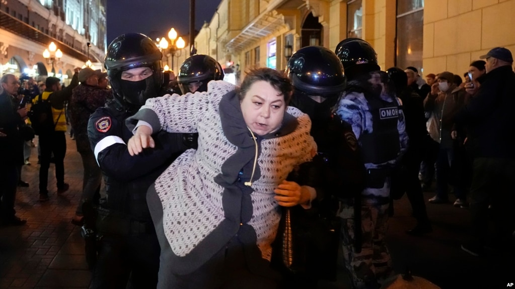 Полицаи отвеждат жена, протестирала срещу мобилизацията за войната в Украйна. Москва, 21 септември 2022 г.