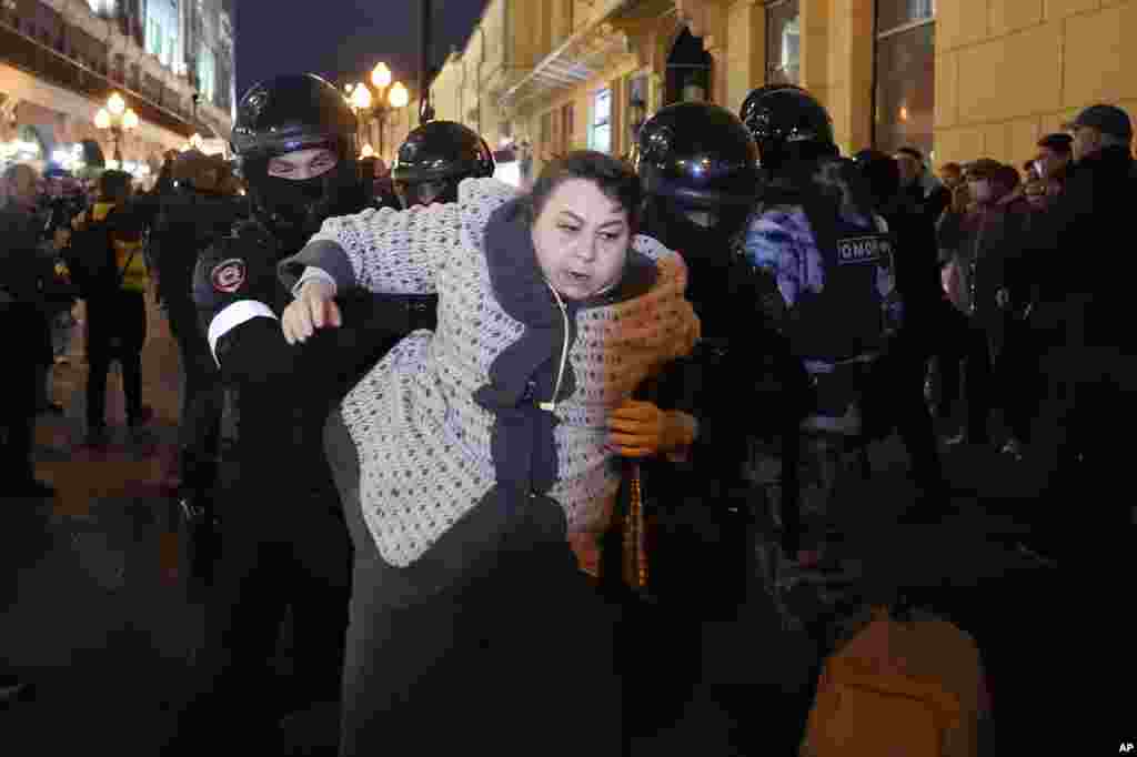 На акцию в Москве вышли и матери, чьи сыновья подходят под призывной возраст.