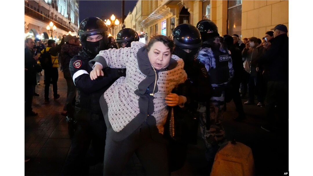Poliția reține o femeie în timpul unui protest împotriva mobilizării la Moscova, miercuri, 21 septembrie 2022.