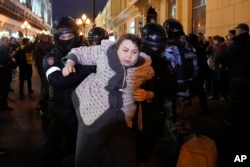 O femeie e reținută de polițiști în timpul protestelor împotriva mobilizării parțiale a armatei ruse. Fotografie realizată la Moscova, în Rusia, 21 septembrie 2022.