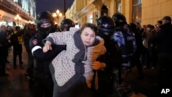 Полицаи отвеждат жена, протестирала срещу мобилизацията за войната в Украйна. Москва, 21 септември 2022 г.