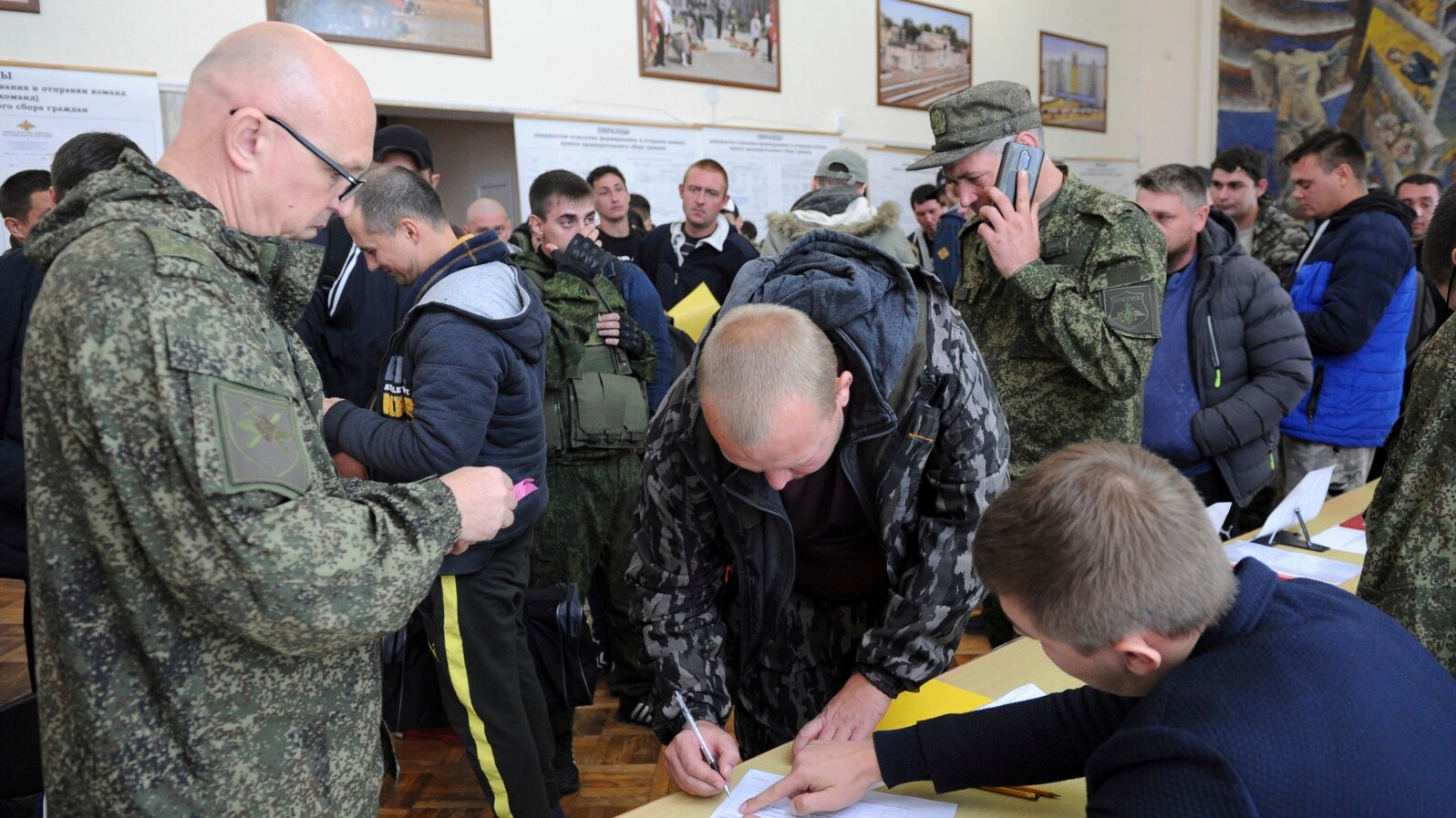 Recruți ruși se adună în interiorul unui centru de recrutare militară din Rostov-on-Don. (fotografie de arhivă)