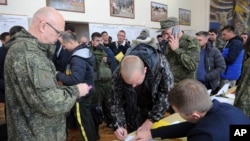 Руски новобранци се събират в център за набиране на военнослужещи в Батайск, Ростовска област, Русия, на 26 септември 2022 г.
